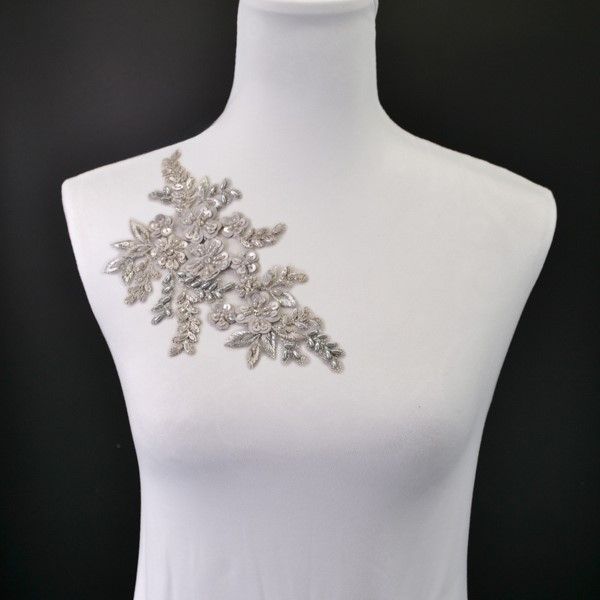 Aplicație pentru rochie buchet argintiu - partea stângă