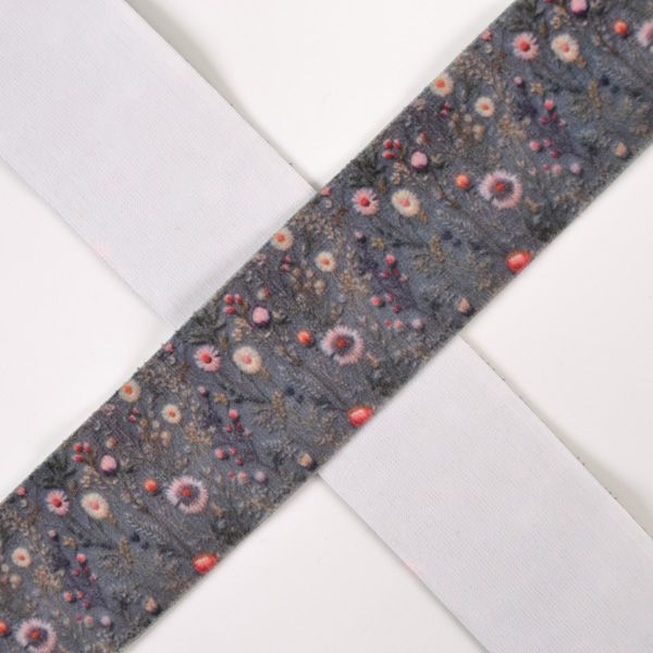 Bandă din catifea cu imprimeu de 4 cm imitație broderie flori de câmp imprimeu gri Antonia