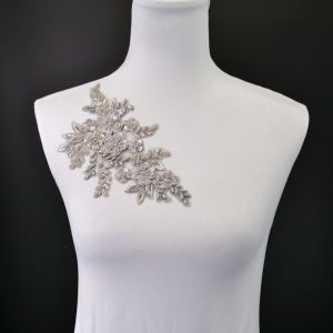 Aplicație pentru rochie buchet argintiu - partea dreaptă