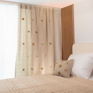 Draperie din In 140x240 cu broderie flori delicate