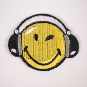 Aplicații termoadezive DJ față zâmbitoare pe galben